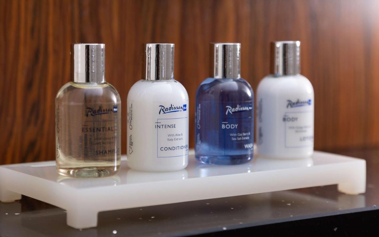 Radisson Blu Aurum Hotel, Brașov Exterior foto Shower gel, shampoo, conditioner and body wash