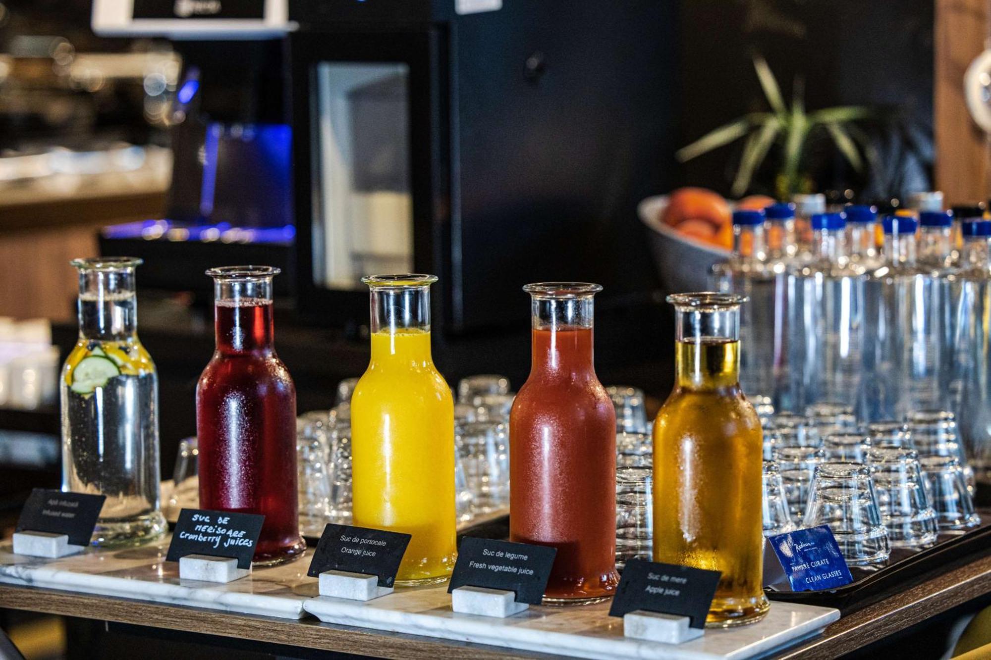 Radisson Blu Aurum Hotel, Brașov Exterior foto Juices at a buffet