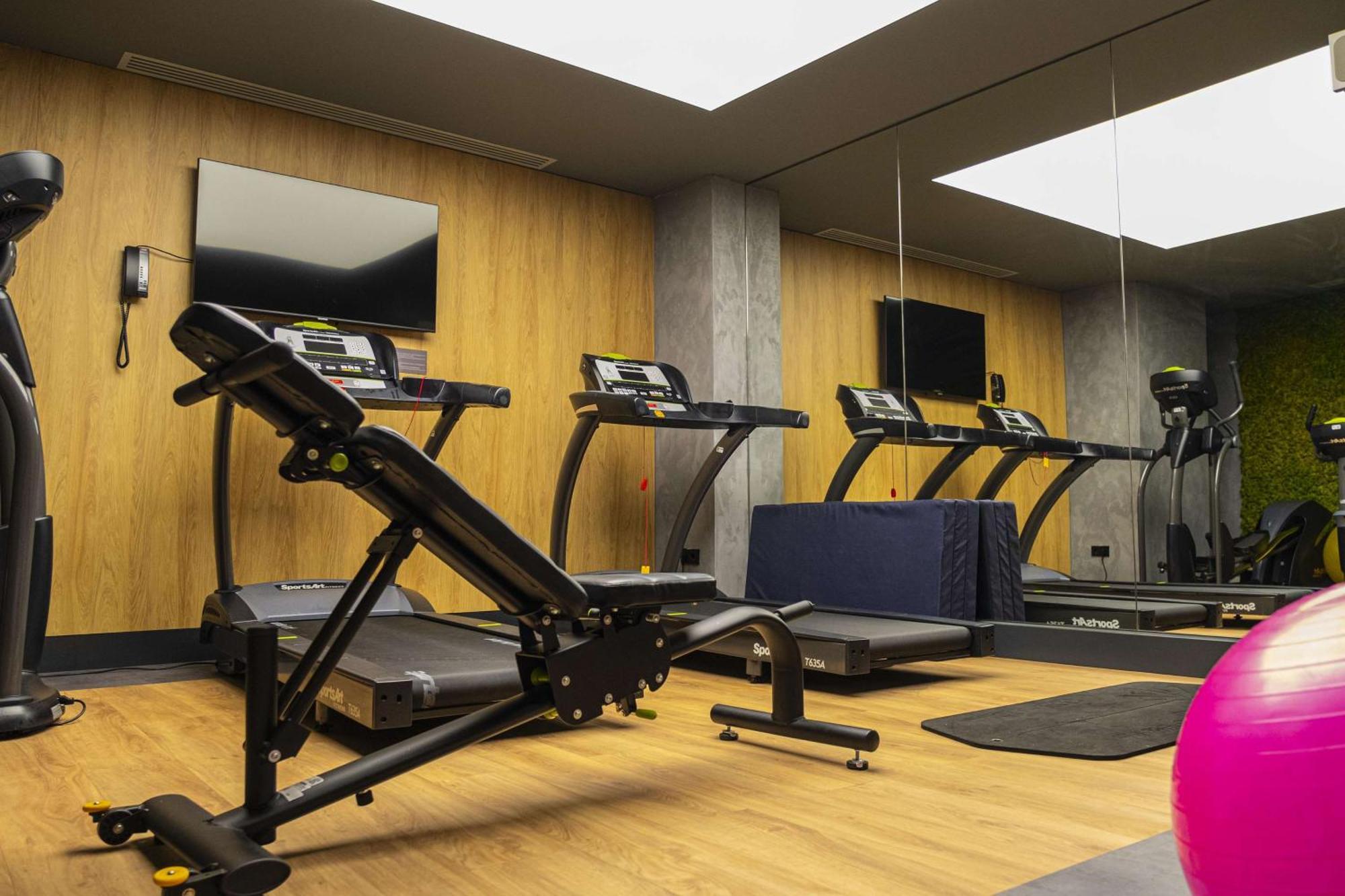 Radisson Blu Aurum Hotel, Brașov Exterior foto The gym at the hotel